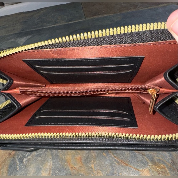 FOREVER LOVELY DESIGN FOR MADLEY BLACK CROSSBODY BAG PHONE POCKET - Picture 3 of 5